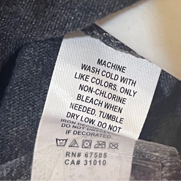 Yellowstone Dutton Ranch Women's Gray Tee - Picture 3 of 3